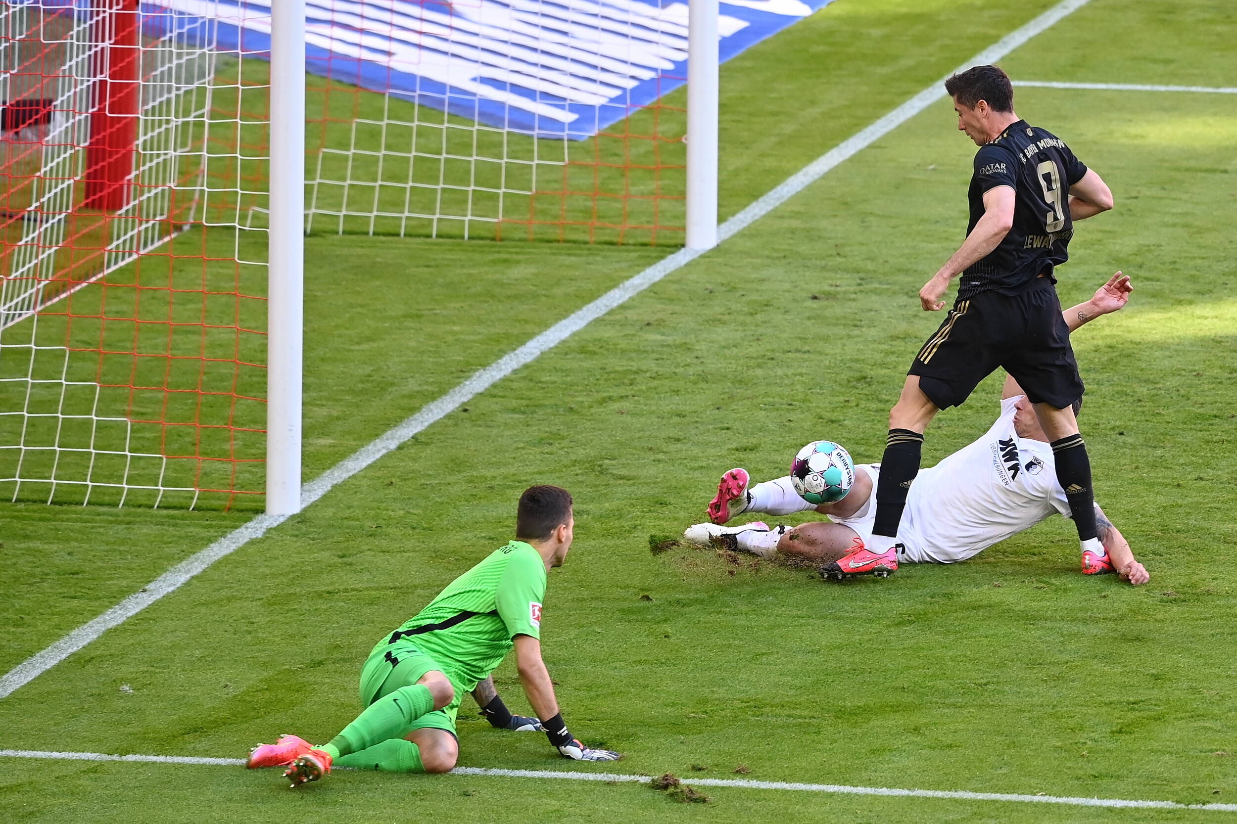 Robert Lewandowski w meczu z FC Augsburg