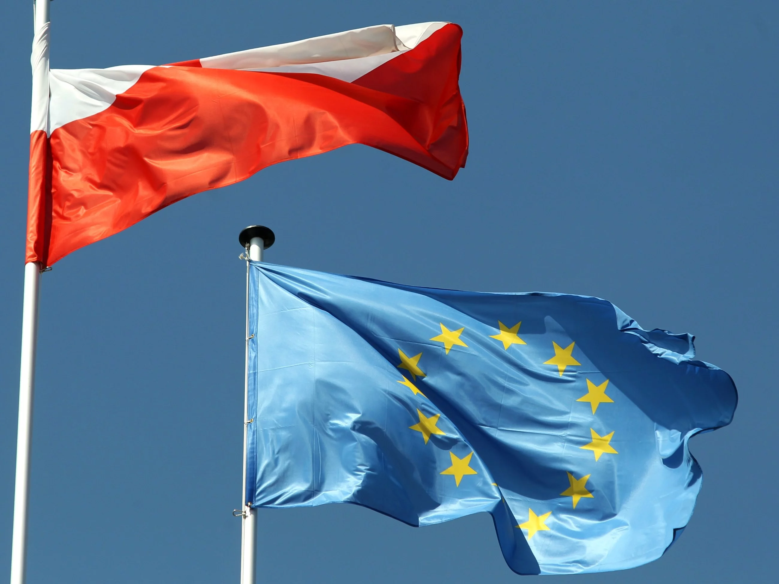 Flagi Polski i UE, zdjęcie ilustracyjne