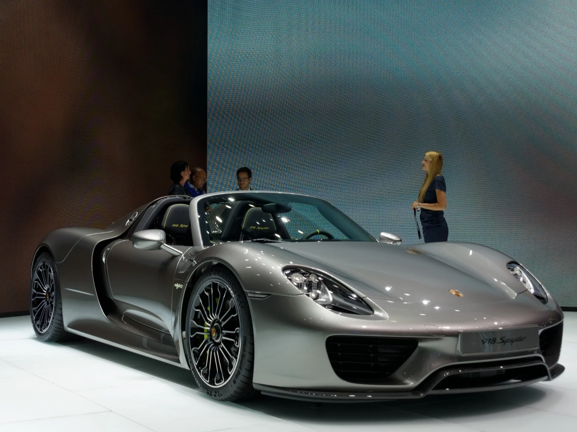 Prezentacja jednego z modeli Porsche w 2013 roku