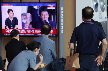Relacja w telewizji poświęcona atakowi na byłego premiera Shinzo Abe.