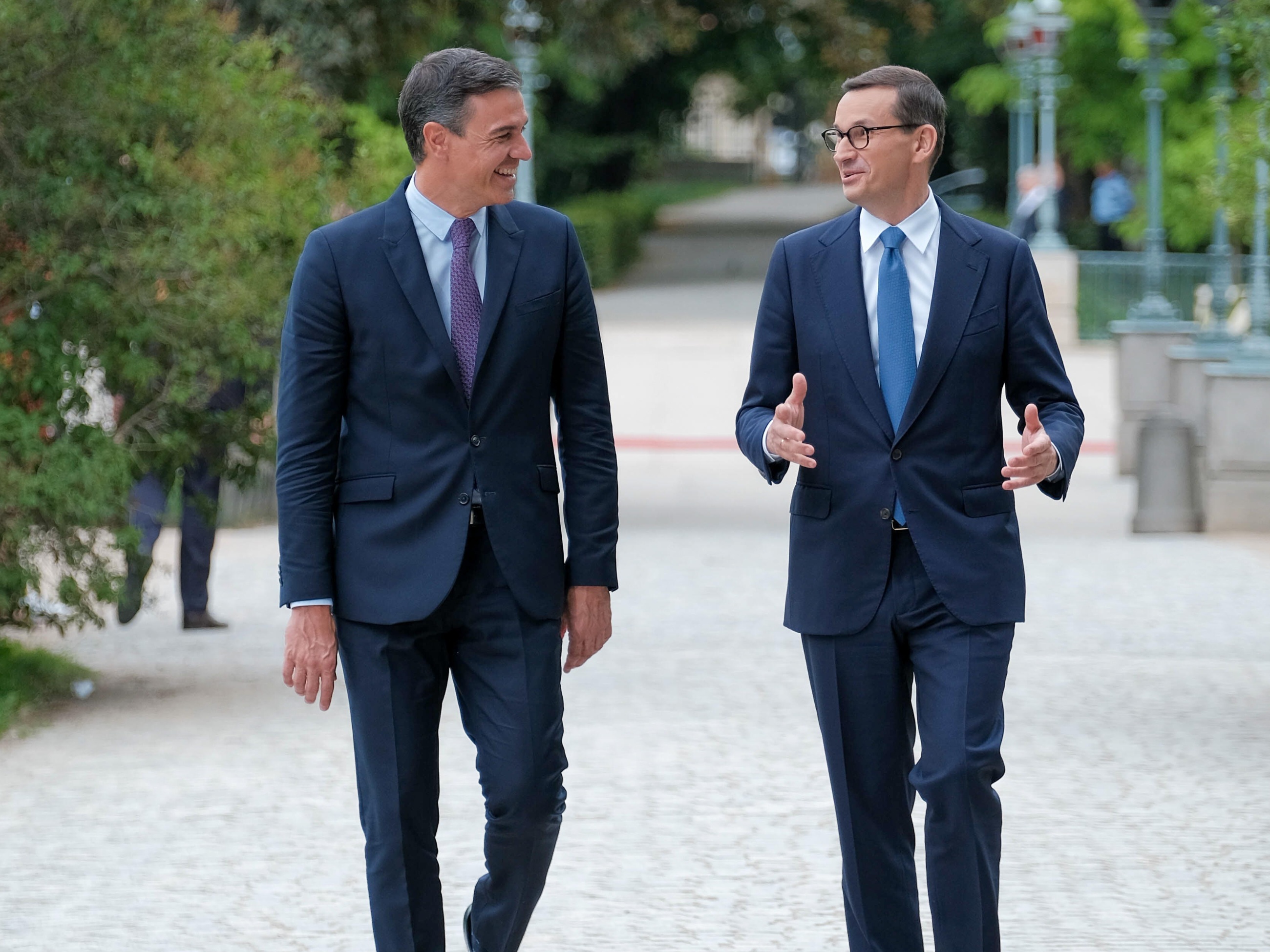 Premier Mateusz Morawiecki (P) i premier Hiszpanii Pedro Sanchez (L)