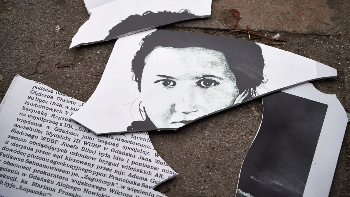 Zniszczona tablica informacyjna, która była przymocowana do stelaża przy pomniku Danuty Siedzikówny "Inki" na gdańskiej Oruni
