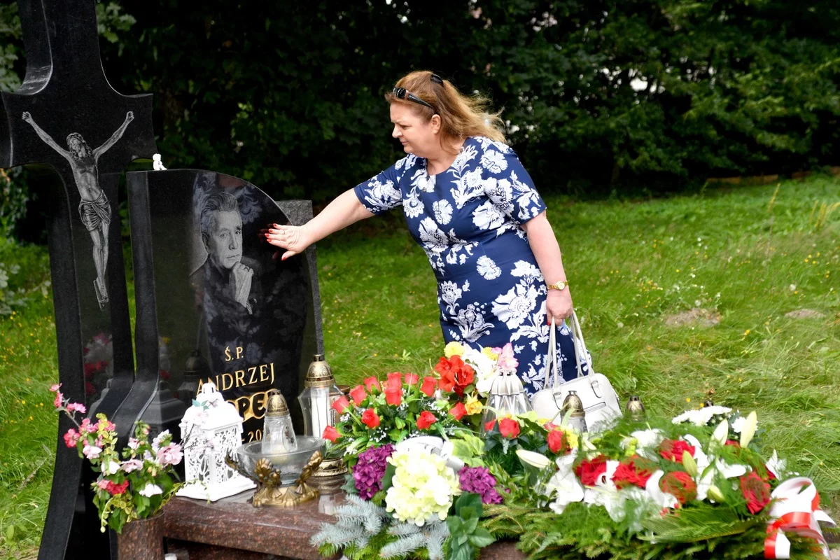 Była posłanka Samoobrony Renata Beger przy grobie Andrzeja Leppera w Krupach pod Darłowem,