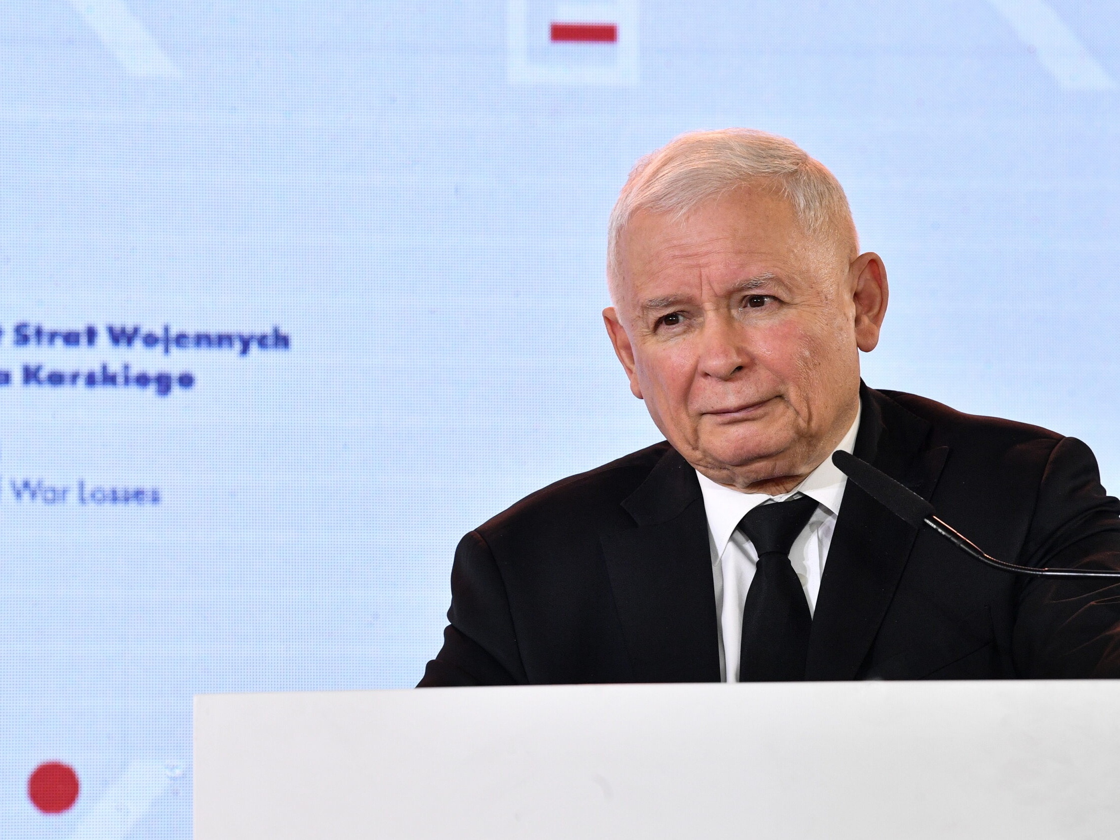 Prezes Prawa i Sprawiedliwości Jarosław Kaczyński podczas prezentacji raportu o stratach poniesionych przez Polskę w wyniku agresji i okupacji niemieckiej w czasie II wojny światowej, 1 bm. na Zamku Królewskim w Warszawie.