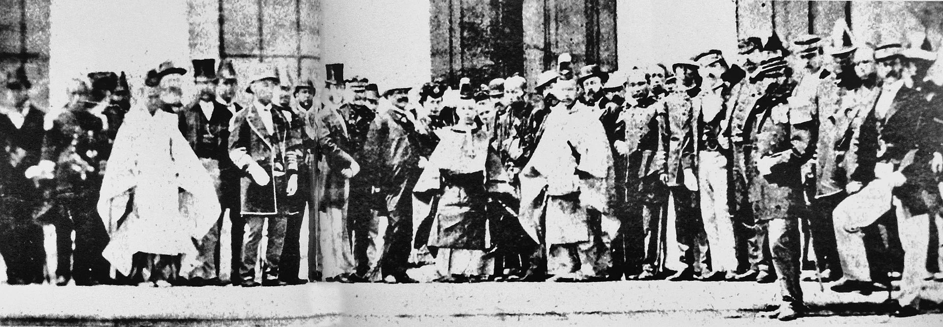 Nastoletni Mutsuhito z zagranicznymi przedstawicielami (między 1868 a 1870)