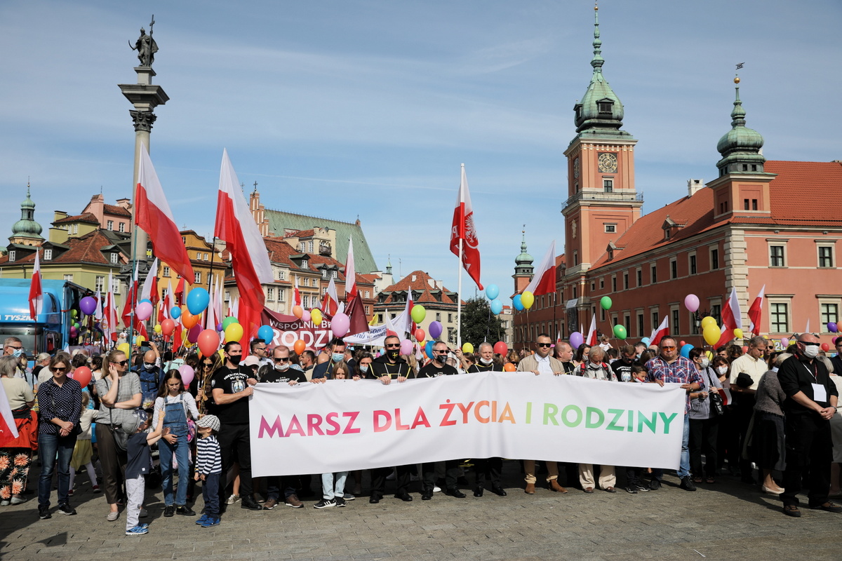 Uczestnicy Marszu dla Życia i Rodziny pod hasłem "Wspólnie brońmy rodziny"