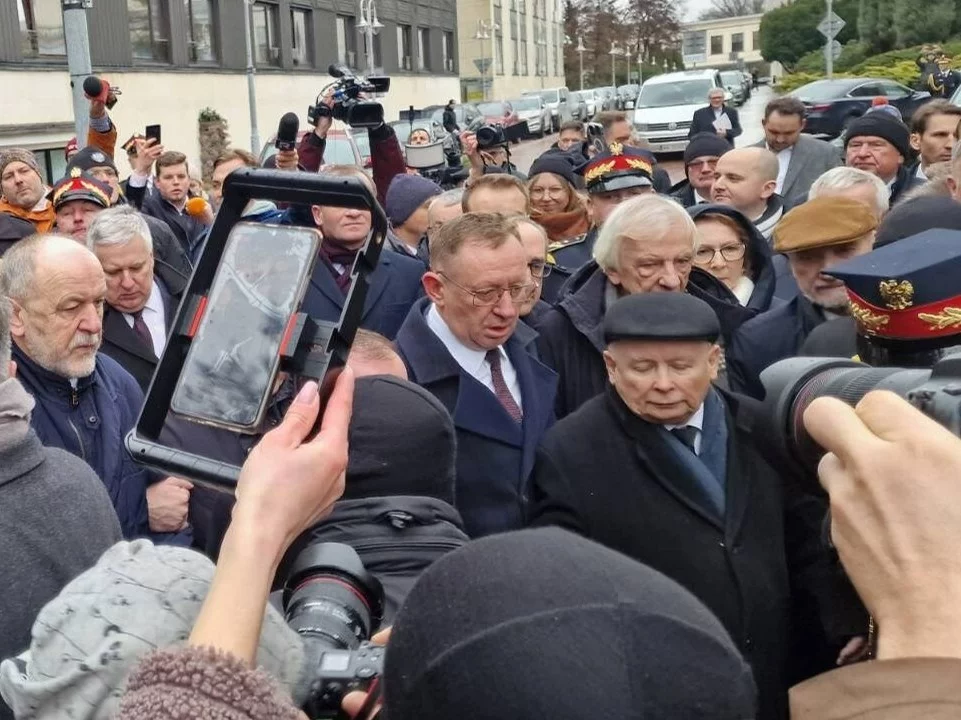 Jarosław Kaczyński w otoczeniu posłów PiS