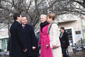 rezydent Andrzej Duda (2L) i jego małżonka Agata Kornhauser-Duda (3L) oraz prezydent Węgier Janos Ader (L) i jego małżonka Anita Herczegh