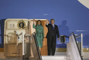rezydent Stanów Zjednoczonych Donald Trump z żoną Melanią Trump wychodzi z samolotu Air Force One na lotnisku w Warszawie
