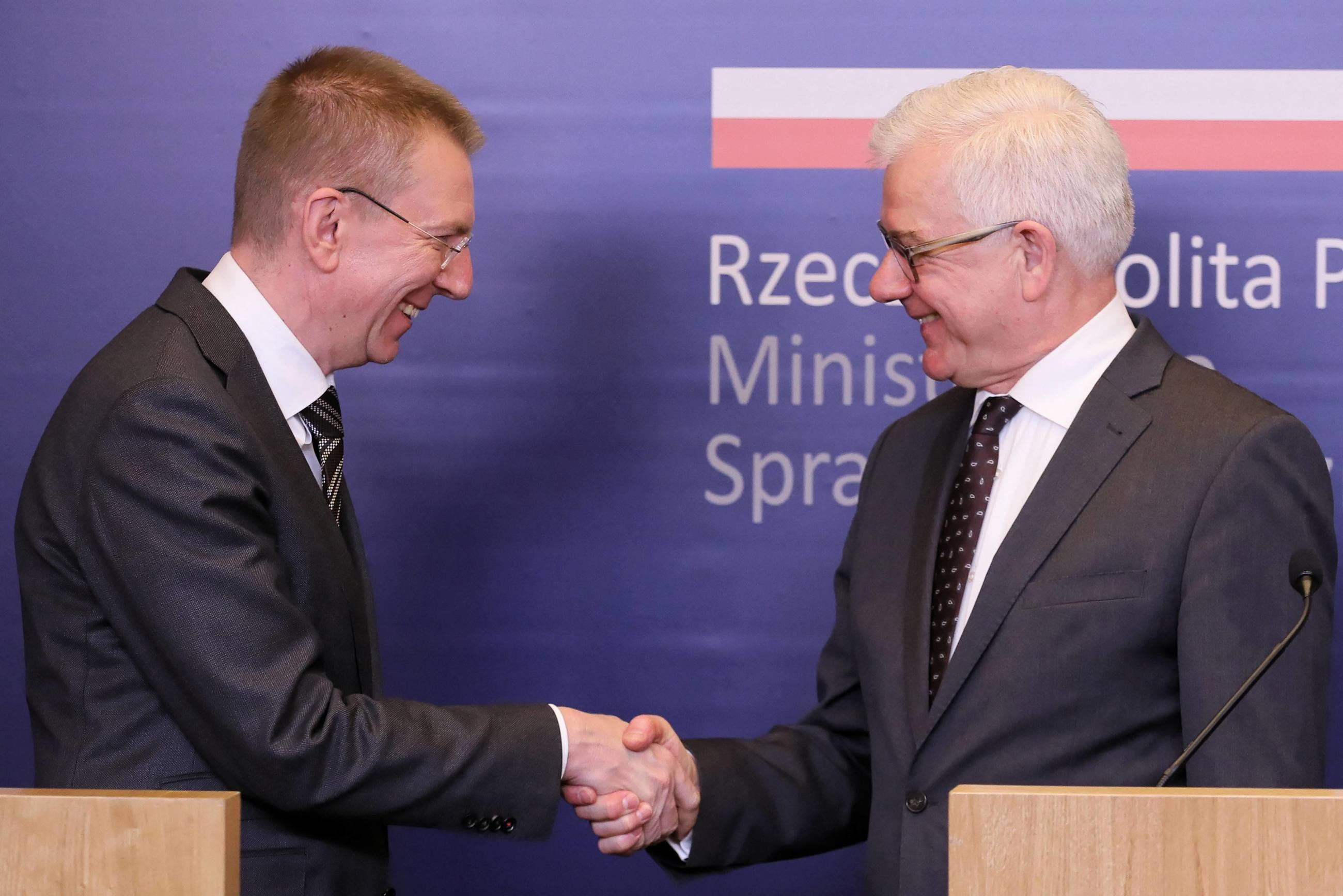 Minister spraw zagranicznych Polski Jacek Czaputowicz (P) i minister spraw zagranicznych Łotwy Edgars Rinkevics