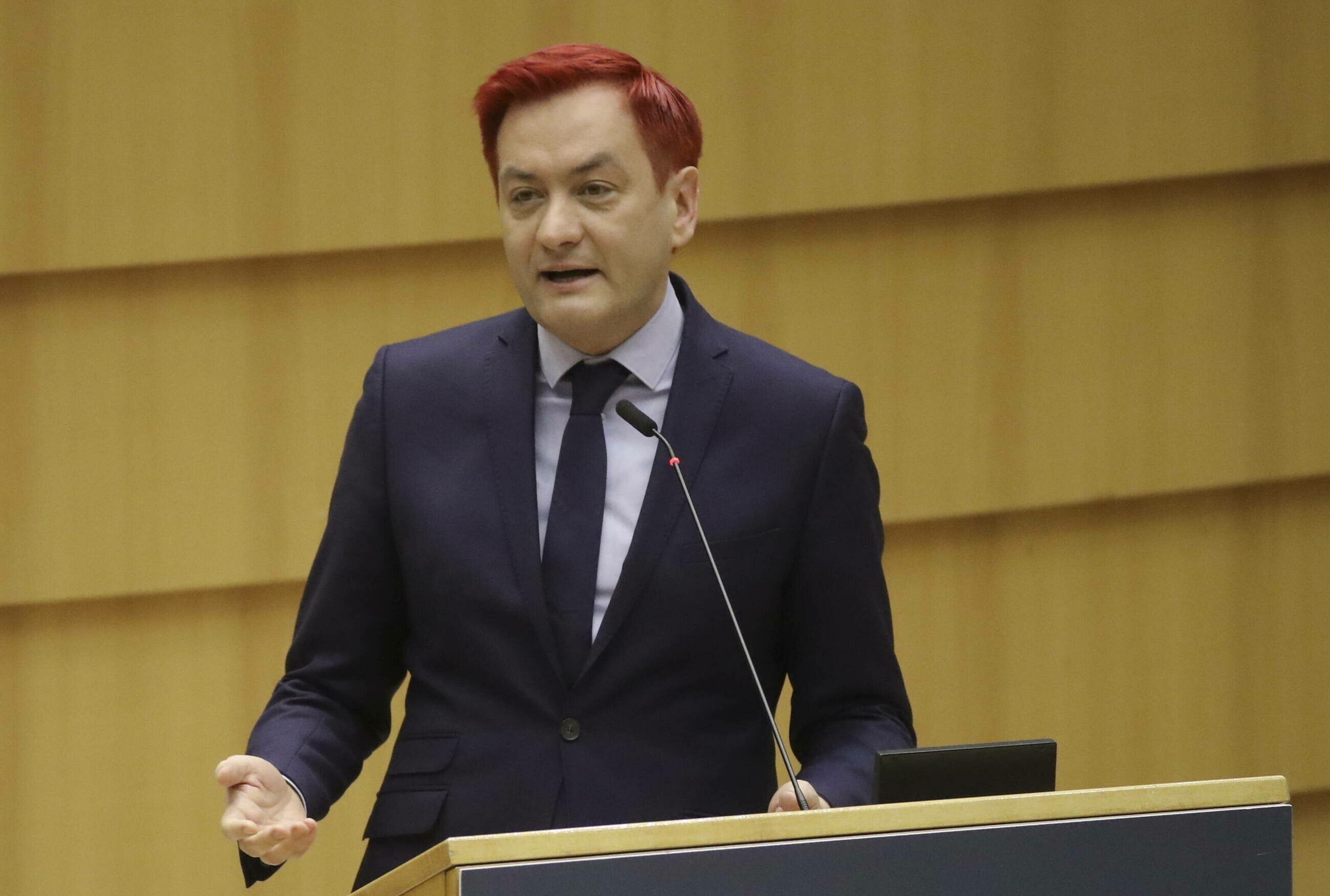 Biedroń: Trzeba wpuścić tę grupę biedaków - Vimarsana News