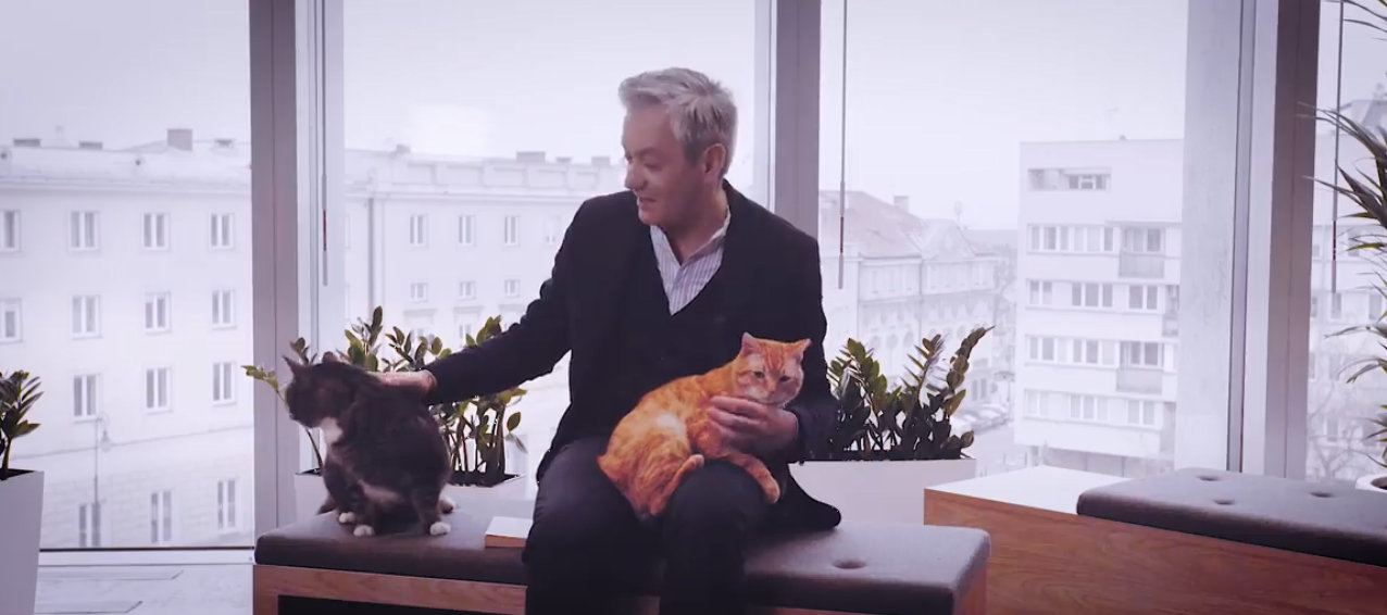 – Mamy koty różnych ras, chociaż rasa, jak wiemy, nie ma znaczenia – mówi w filmie z okazji Dnia Kota prezydent Słupska Robert Biedroń.