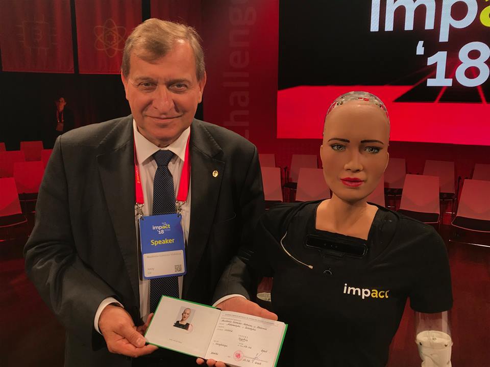 Humanoidalny robot Sophia z indeksem AGH