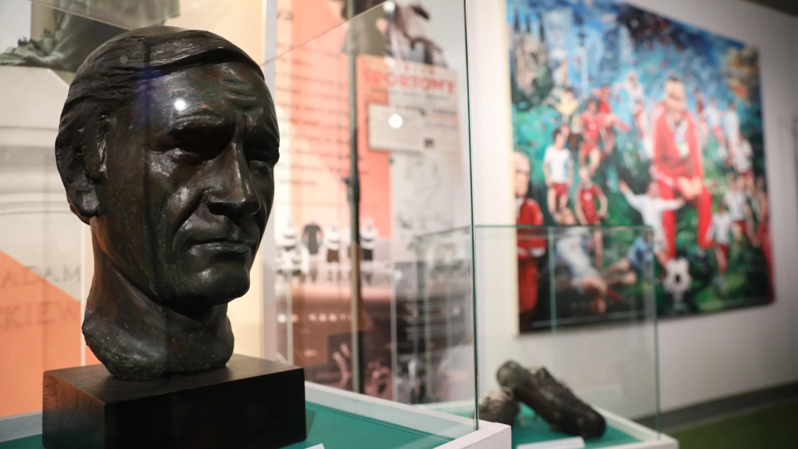 Pamiątki związane z legendą polskiej piłki nożnej, zaprezentowane podczas uroczystego otwarcia wystawy "Łączy nas Kazimierz Górski"
