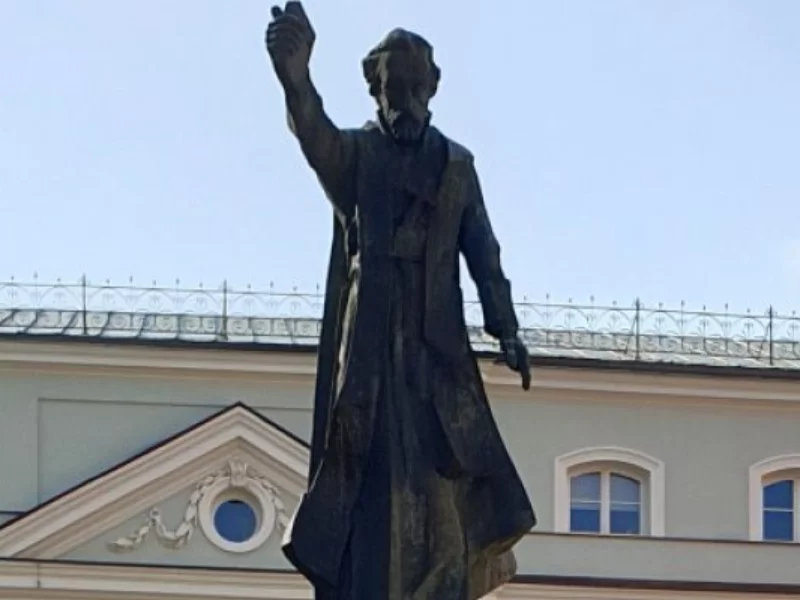 Pomnik ks. Piotra Skargi przy kościele świętych apostołów Piotra i Pawła w Krakowie