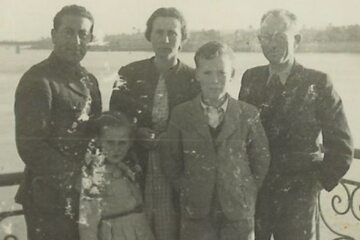 Rodzina Iro Druksa (pierwszy z prawej) w Bagdadzie, z Izydorem Enochem – przyjacielem z Oświęcimia oraz Armii Andersa, który zapłacił za taksówkę do Palestyny