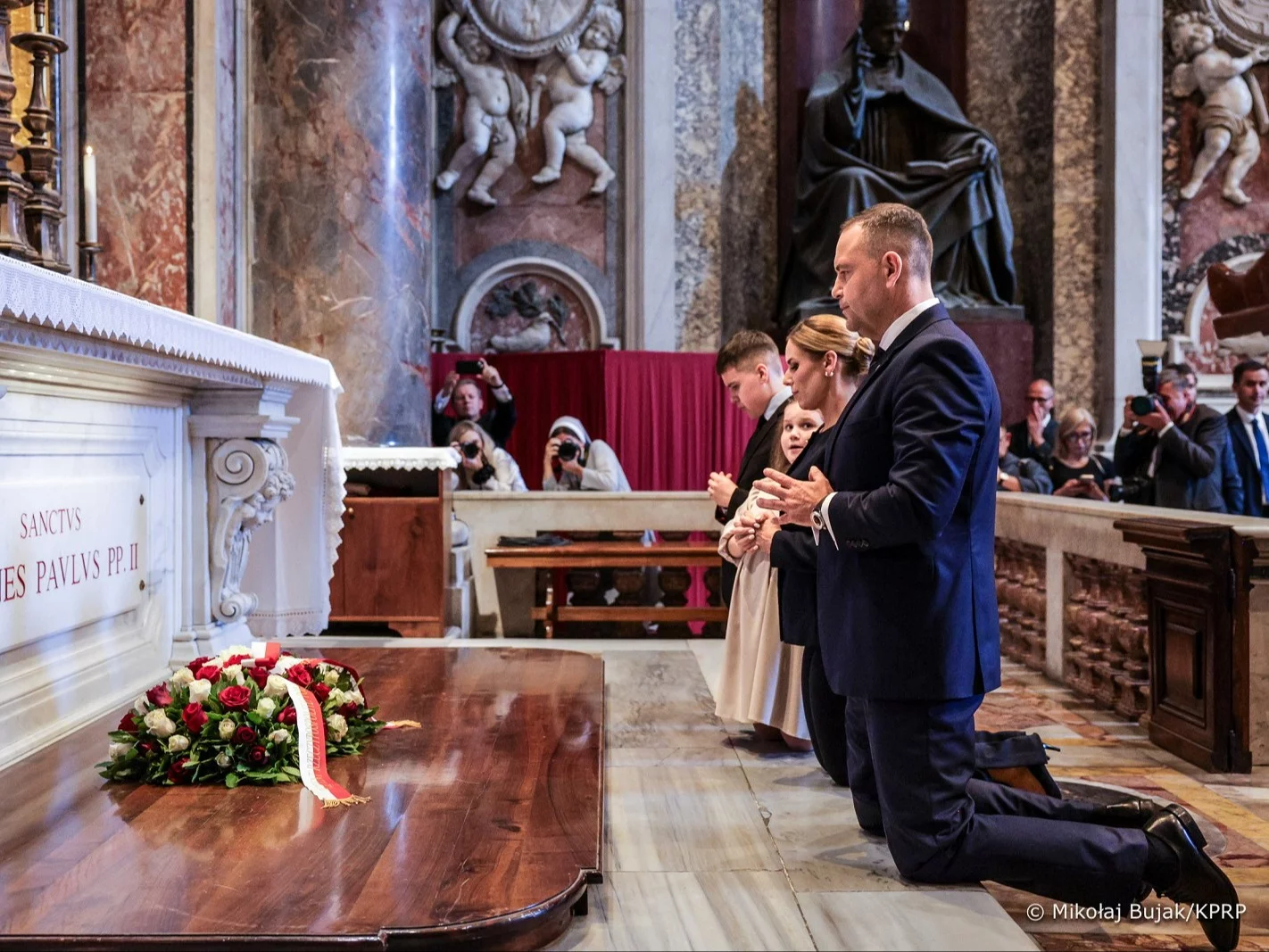 Prezydent Karol Nawrocki z rodziną przy grobie św. Jana Pawła II