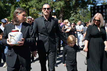 Rodzina zmarłej - synowie Mateusz Jackowski (L) i Szymon Sipowicz (2L) oraz wnuk Leon (2P) i synowa Katarzyna Zielonka (P) podczas uroczystości pogrzebowych Olgi Sipowicz "Kory" na warszawskich Powązkach.