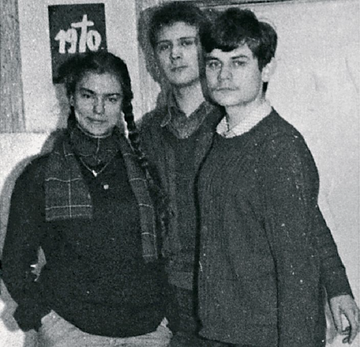 Rok 1980. Grażyna Stankiewicz przed swoją gablotą solidarnościową na korytarzu Topolówki. Obok niej: Radosław Kostka i Stanisław Chybicki. Stankiewicz została aresztowana za działalność podziemną, gdy miała 17 lat