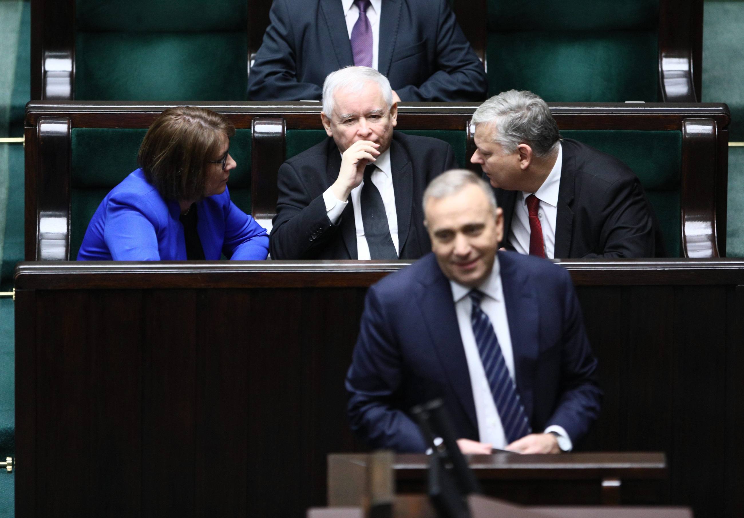 . Lider PO Grzegorz Schetyna (C), za nim politycy PiS, od lewej: rzecznik PiS Beata Mazurek, prezes Jarosław Kaczyński, poseł Marek Suski, podczas posiedzenia Sejmu