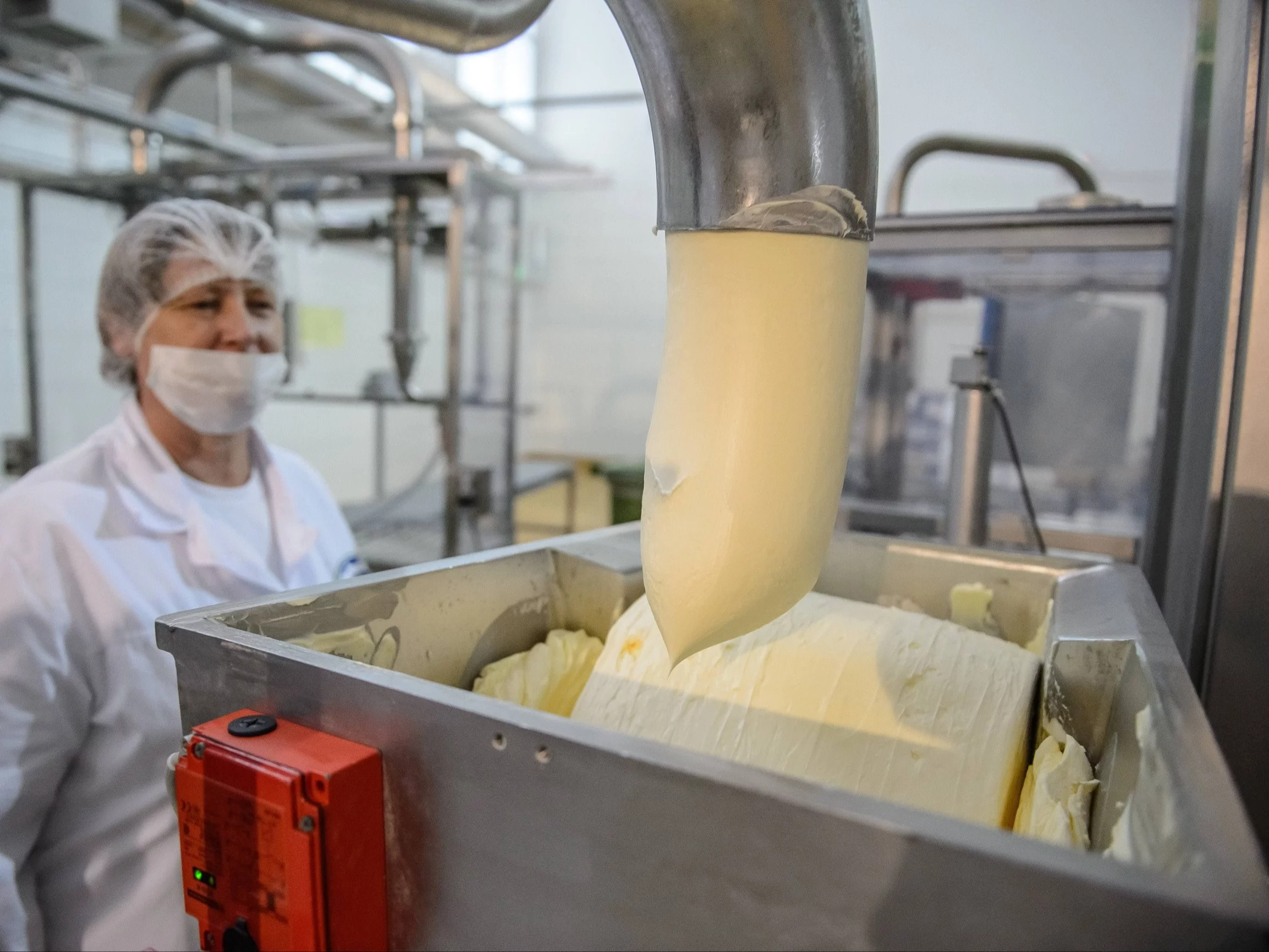 Produkcja masła w zakładzie przetworów mlecznych