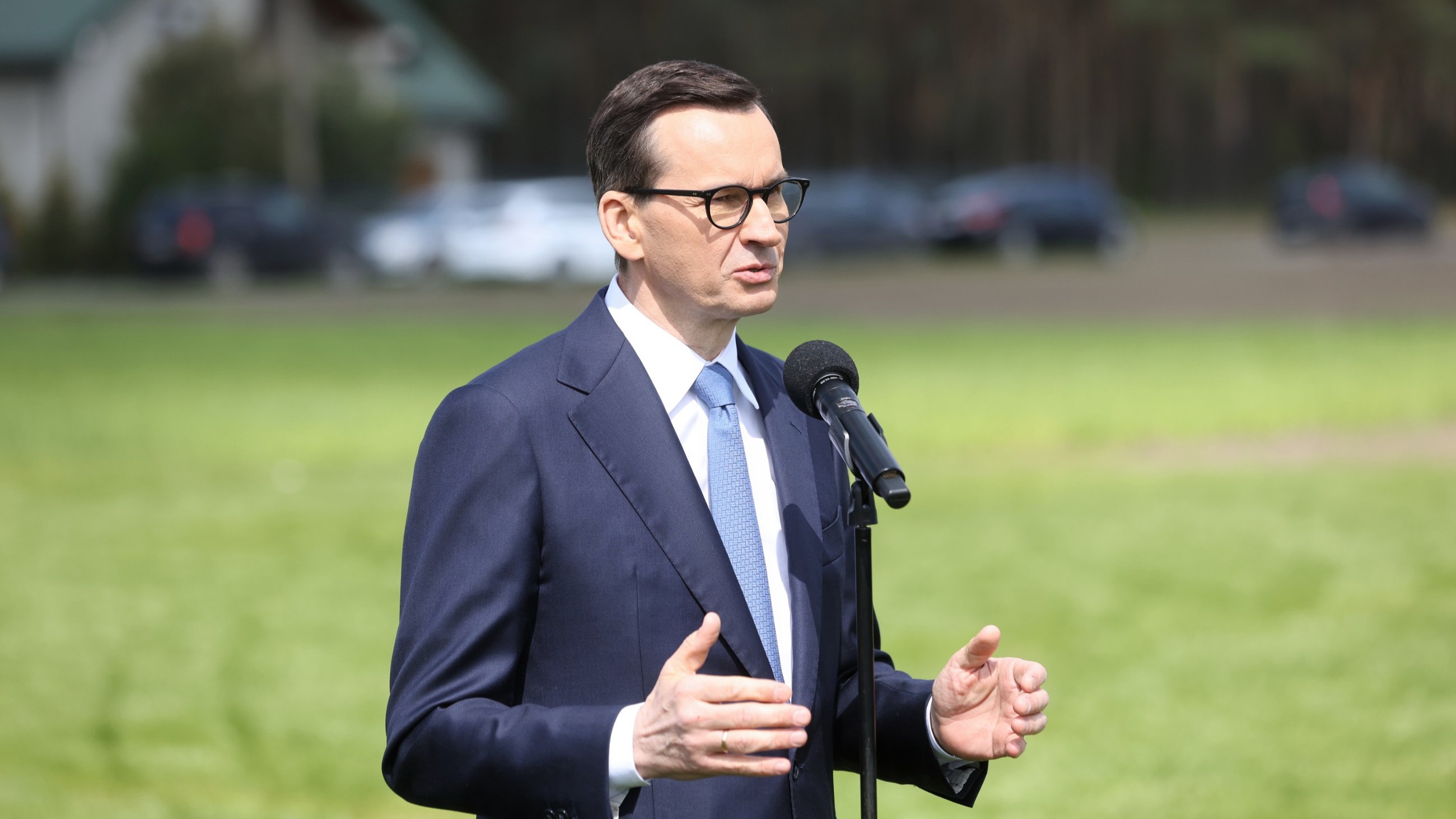 Premier Mateusz Morawiecki podczas briefingu prasowego na terenie inwestycji - rozbudowa świetlicy wiejskiej w Zarannej