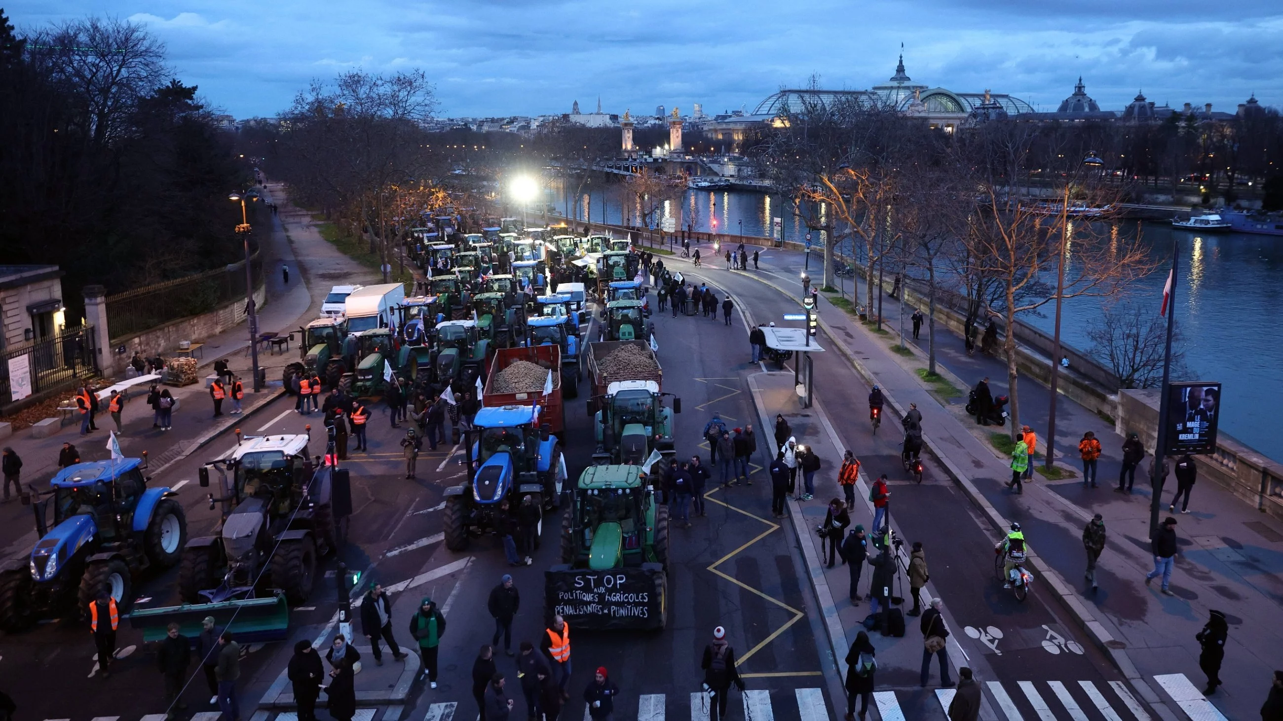 Francuscy rolnicy kontynuują protesty. Kilkaset traktorów w Paryżu
