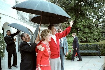 Ronald Reagan z żoną Nancy pod Białym Domem po powrocie ze szpitala, gdzie przebywał po postrzeleniu przez zamachowca, 11.04.1981 r.