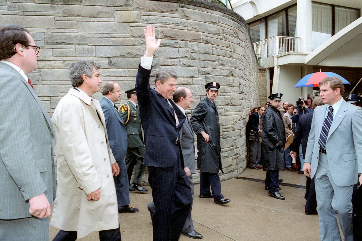 Ronald Reagan macha do reporterów. Zdjęcie wykonano kilka sekund przed tym, zanim prezydent został postrzelony przez zamachowca; 30.03.1981 rok