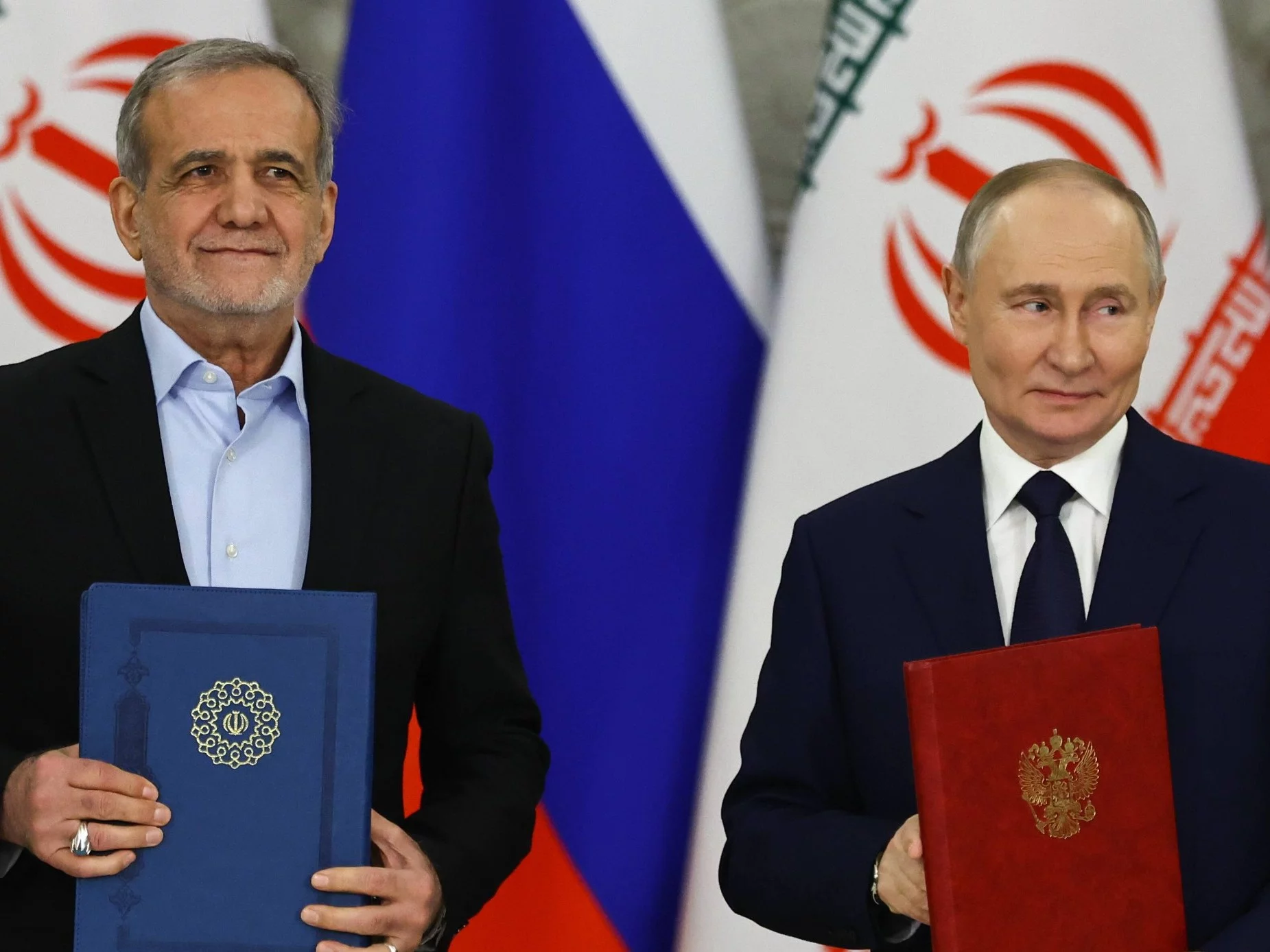Prezydent Rosji Władimir Putin (P) i prezydent Iranu Masud Pezeshkian (L)