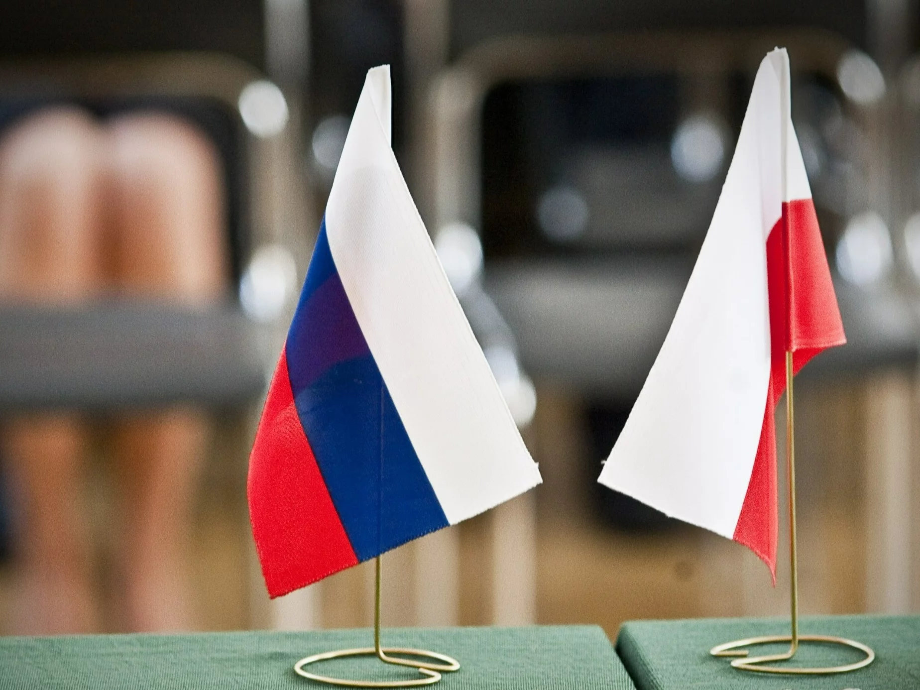 Flagi rosyjska i polska, zdjęcie ilustracyjne