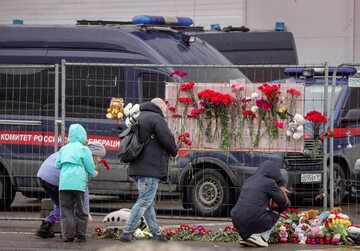 Rosjanie składają kwiaty pod Crocus City Hall, gdzie doszło do ataku terrorystycznego