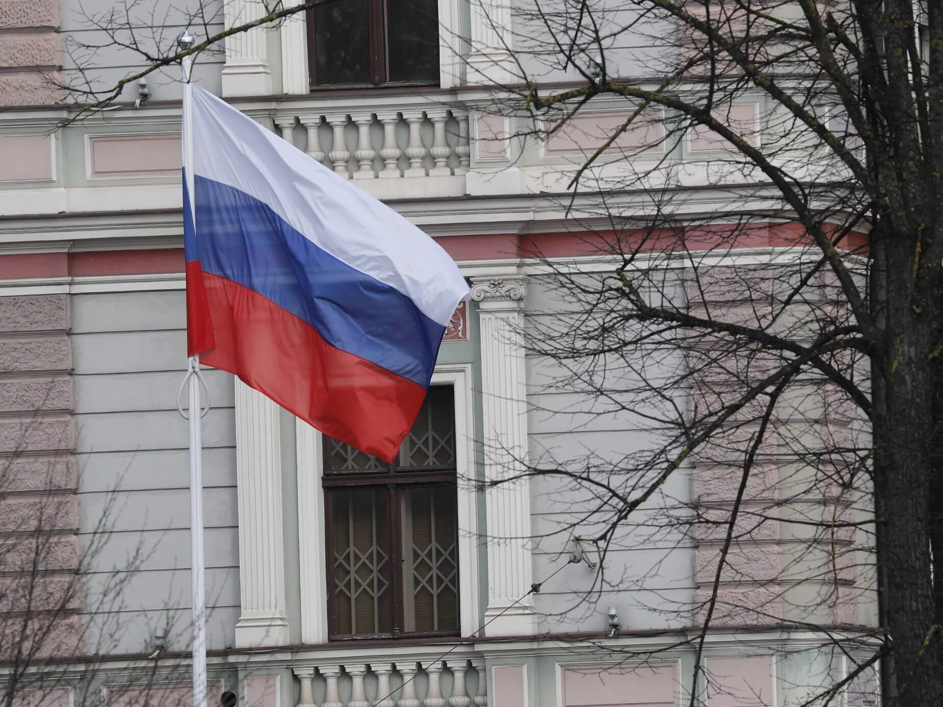 Rosjanie torpedują decyzję Sikorskiego. Nie chcą opuścić budynku