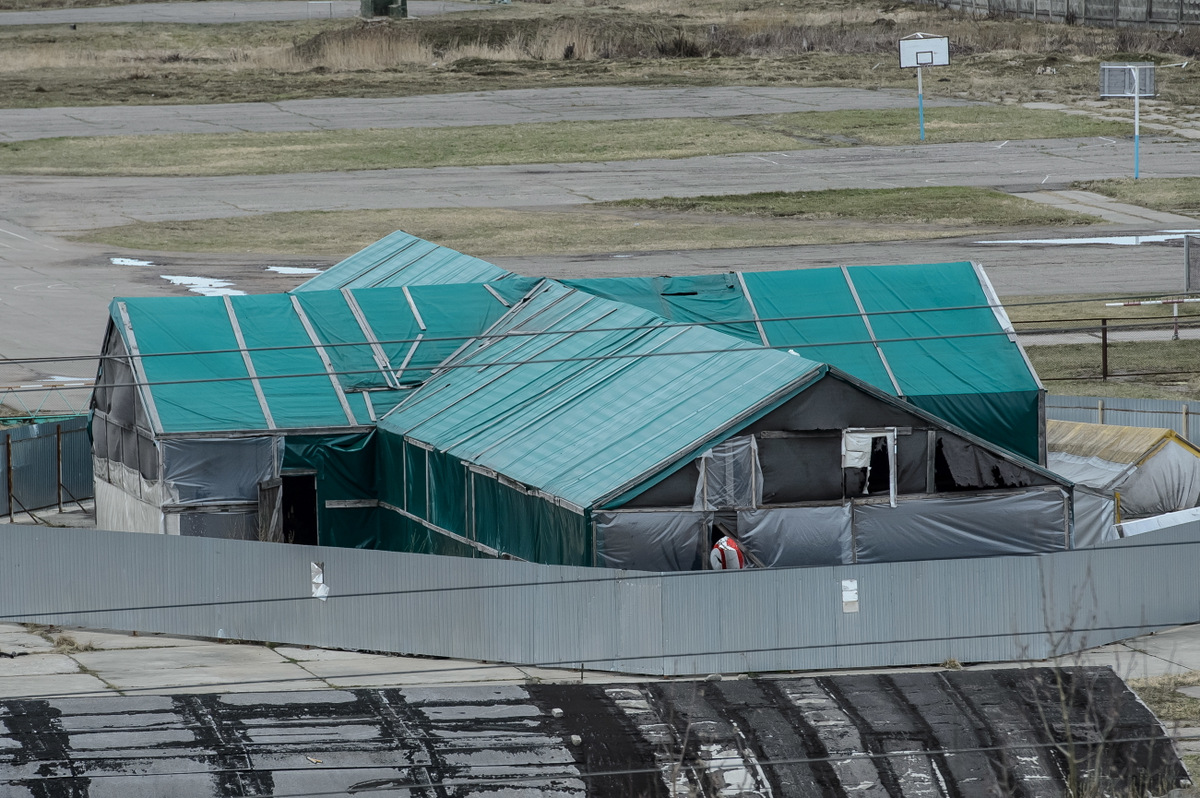 Hangar, w którym znajduje się wrak samolotu prezydenckiego Tu-154M
