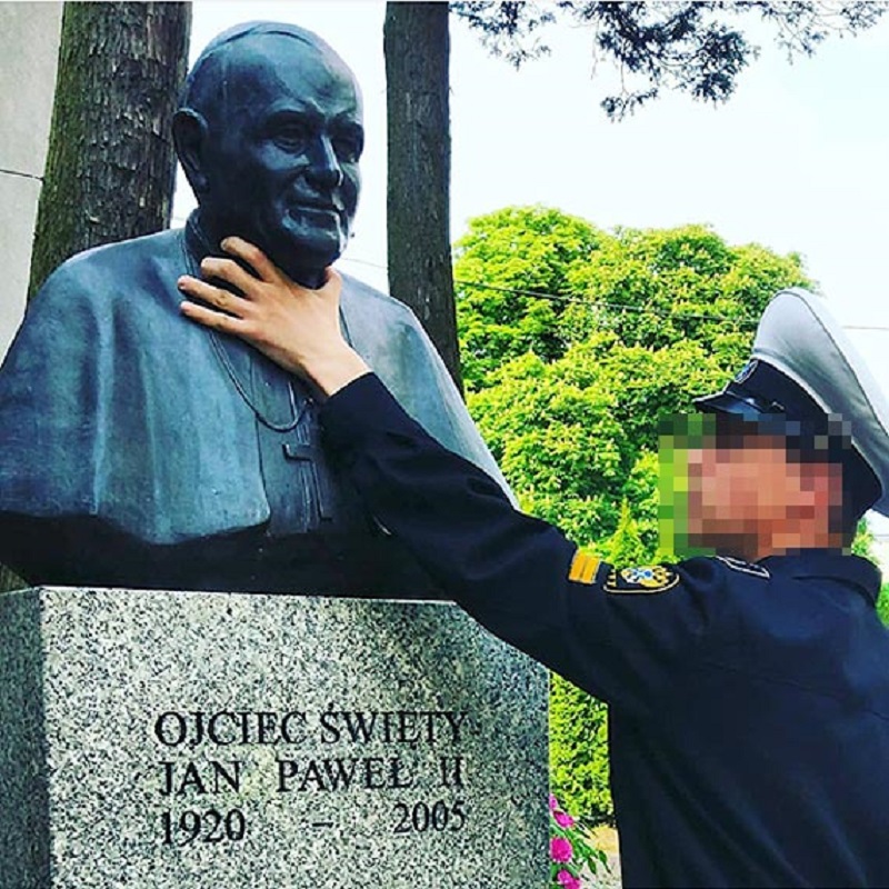 Rosyjski marynarz udawał, że dusi popiersie JPII