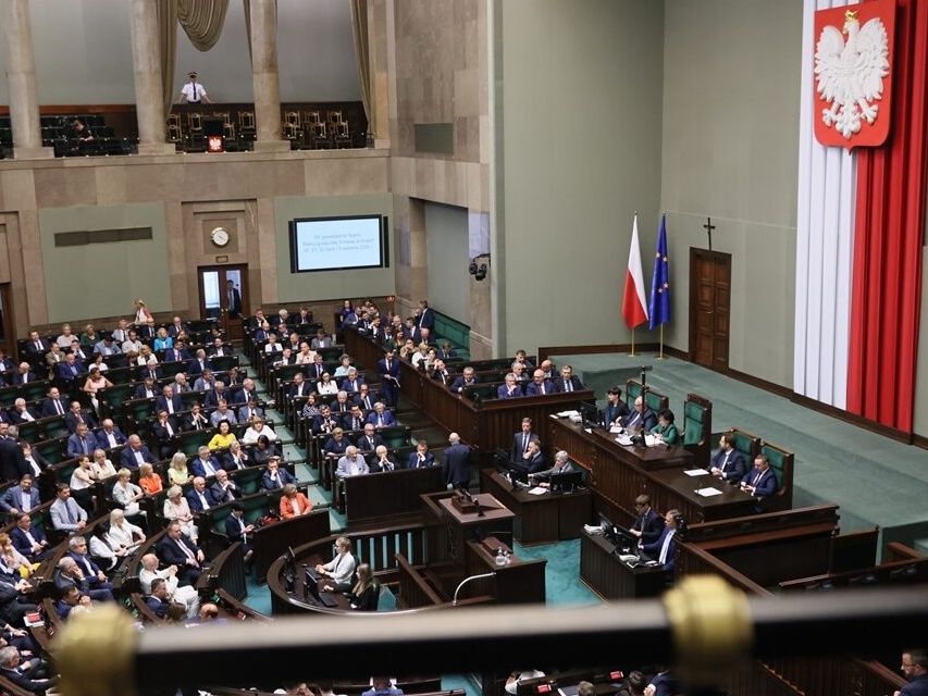 Posłowie na sali obrad Sejmu w Warszawie.