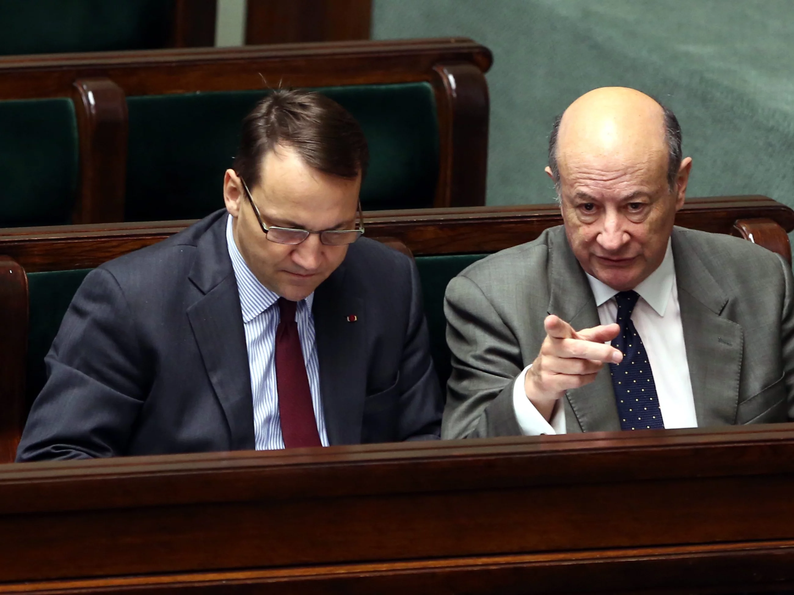 Były szef polskiej dyplomacji Radosław Sikorski (L) i były minister finansów Jan Vincent-Rostowski w Sejmie.