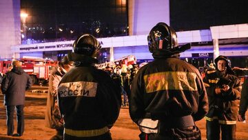Rosyjscy strażacy przed zniszczoną salą koncertową Crocus City Hall w Krasnogorsku pod Moskwą