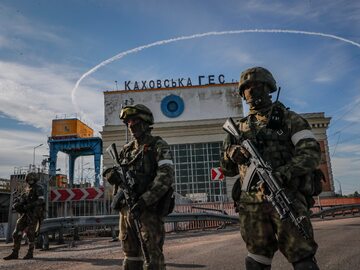 Rosyjscy żołnierze na terenie elektrowni wodnej Kachowka