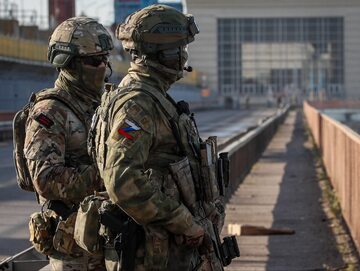 Rosyjscy żołnierze na terytorium Kachowskiej Elektrowni Wodnej