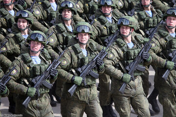 Rosyjscy żołnierze podczas parady wojskowej w Moskwie