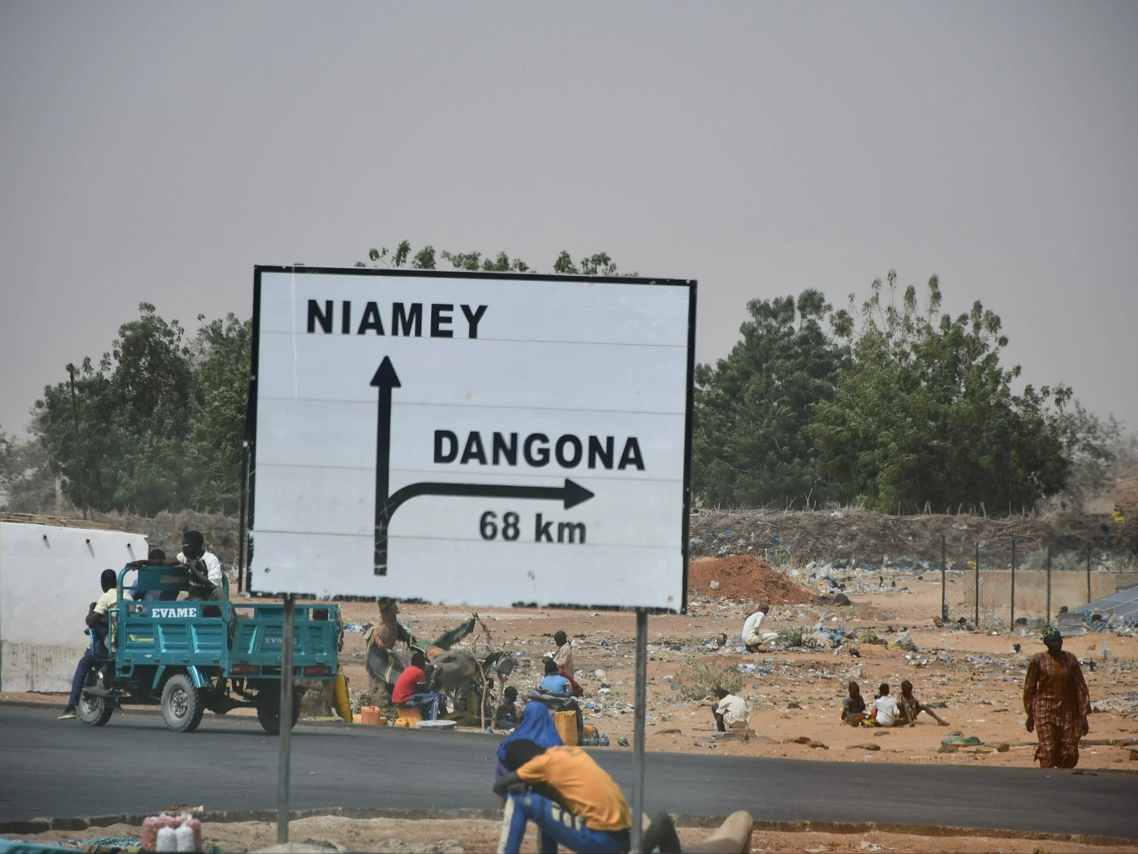 Znak wskazujący drogę do Niamey, stolicy Nigru