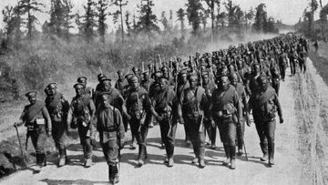 Rosyjscy żołnierze w marszu