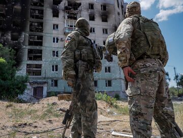 Rosyjscy żołnierze w okupowanym Lisiczańsku na wschodzie Ukrainy