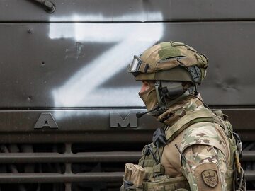 Rosyjski żołnierz w Ługańsku. W tle litera "Z" – symbol inwazji na Ukrainę