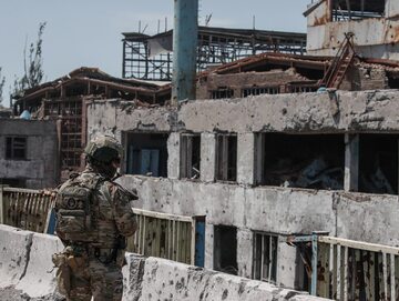 Rosyjski żołnierz w zniszczonym Mariupolu