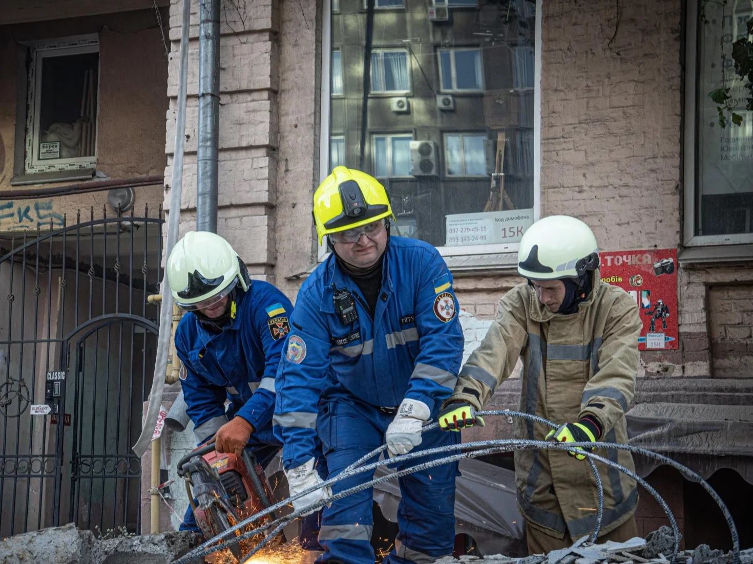 Ukraińscy ratownicy w Kijowie po ataku rosyjskiego drona