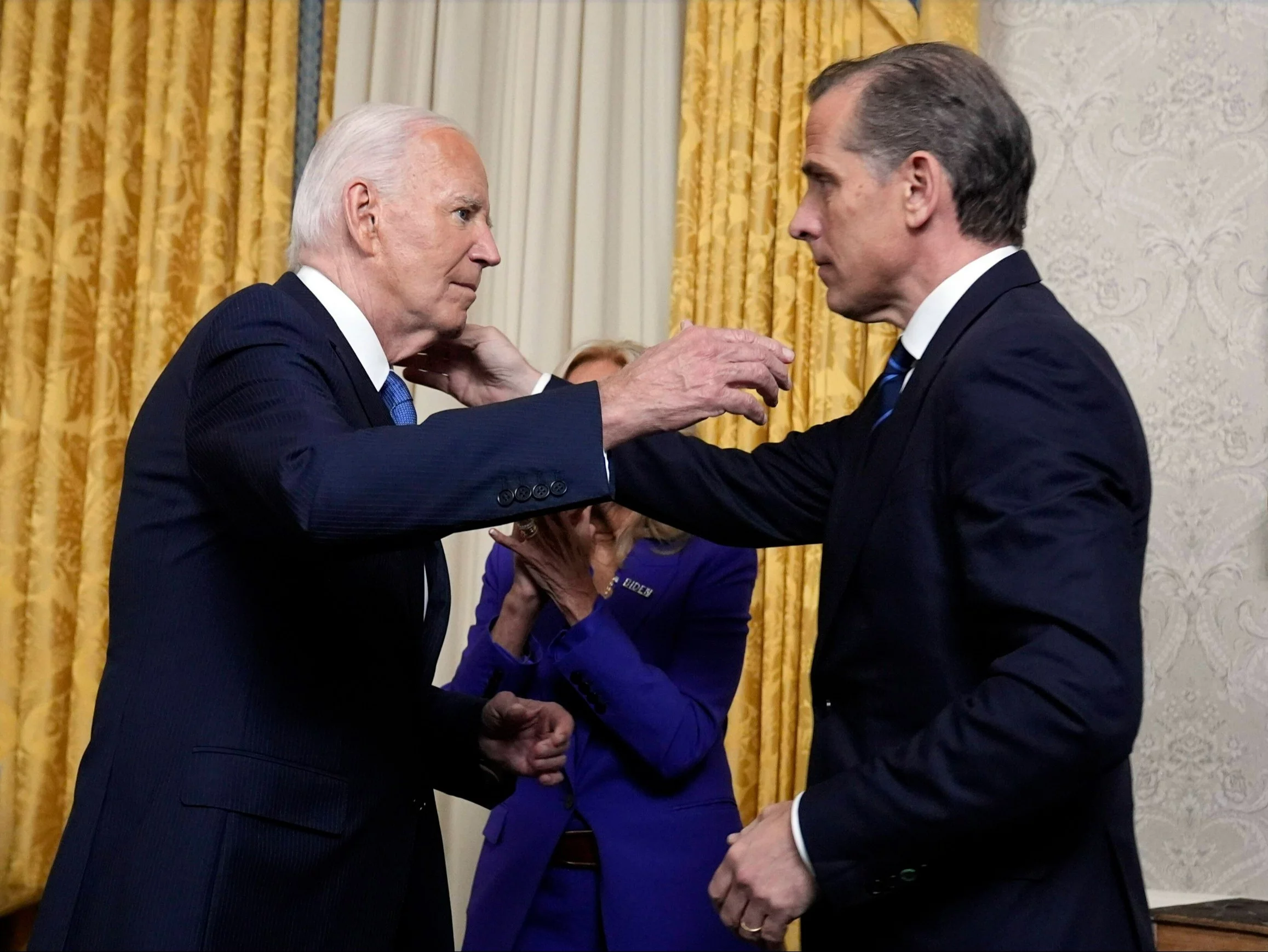 Prezydent USA Joe Biden z synem Hunterem