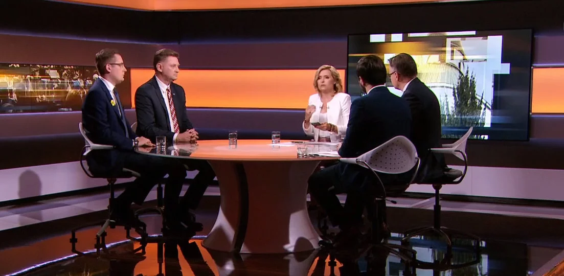 Gośćmi w studiu Polsat News byli Andrzej Rozenek (SLD), poseł i prezes Ruchu Narodowego Robert Winnicki, poseł PiS Arkadiusz Mularczyk i poseł Kukiz'15 Norbert Kaczmarczyk.