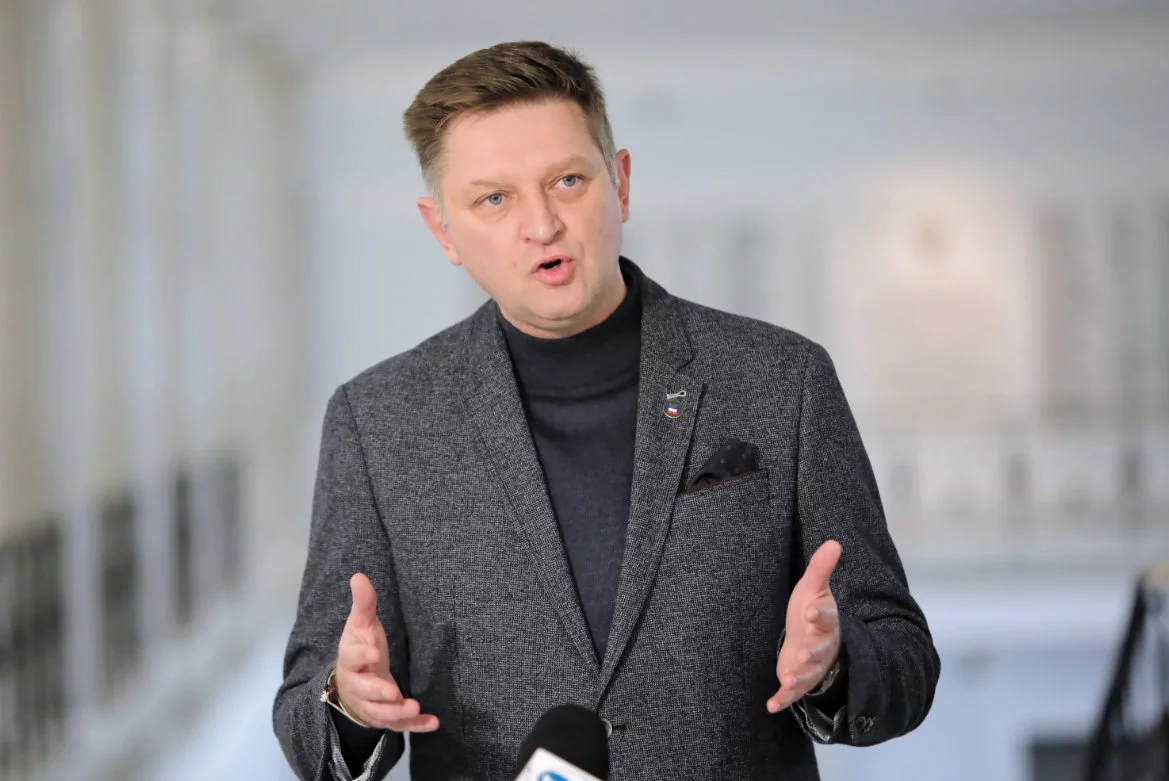 Poseł Lewicy Andrzej Rozenek podczas wypowiedzi dla mediów w Sejmie w Warszawie